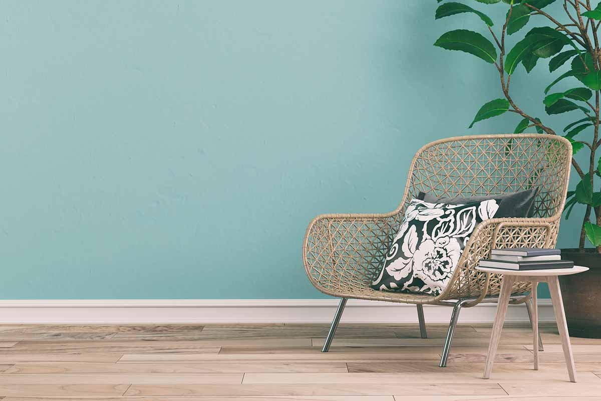 Moderne stol fremfor grønn vegg, til illustrasjon for hvor mye koster det å pusse opp