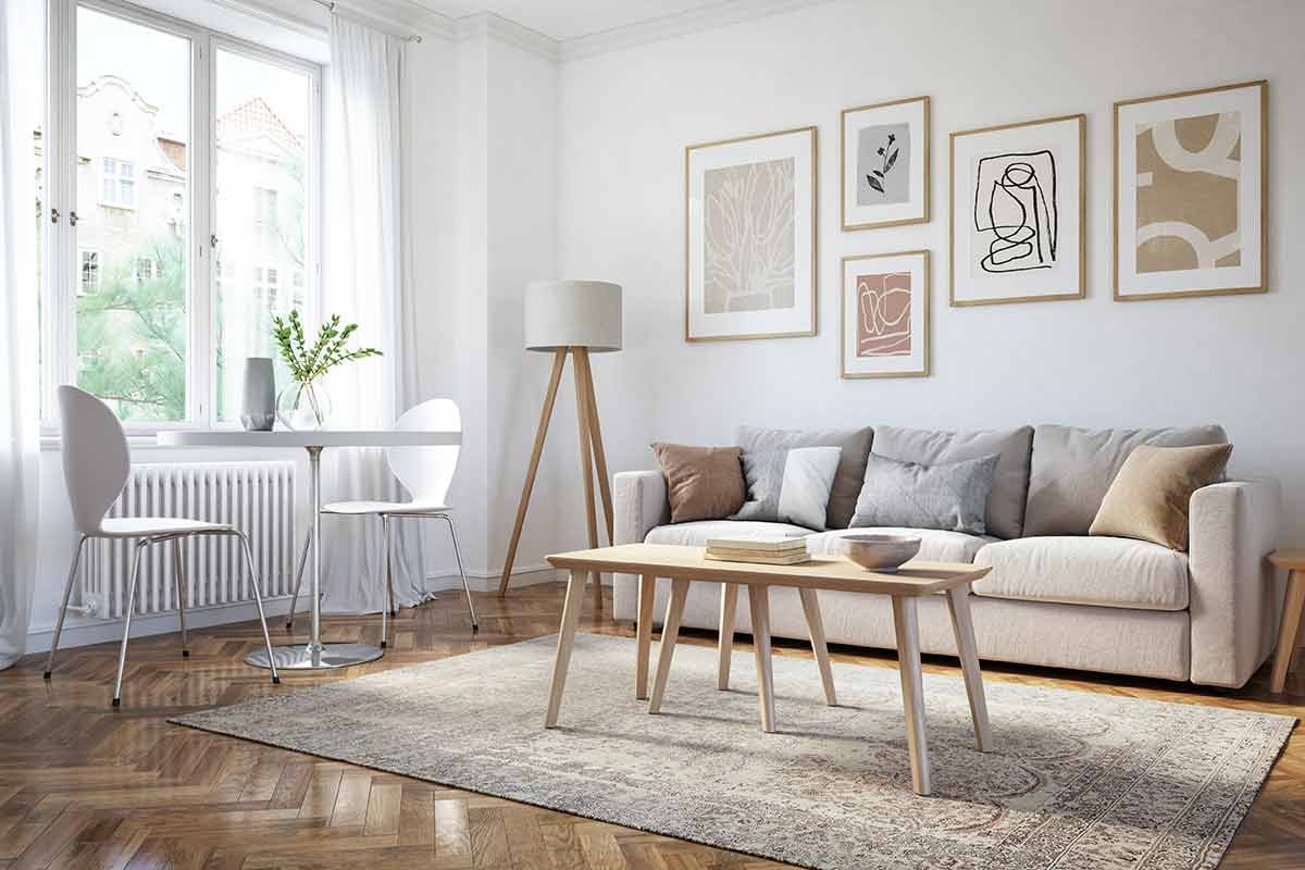 Moderne stue med bildevegg, bord og spisebord, til illustrasjon for hvordan øke verdien på boligen