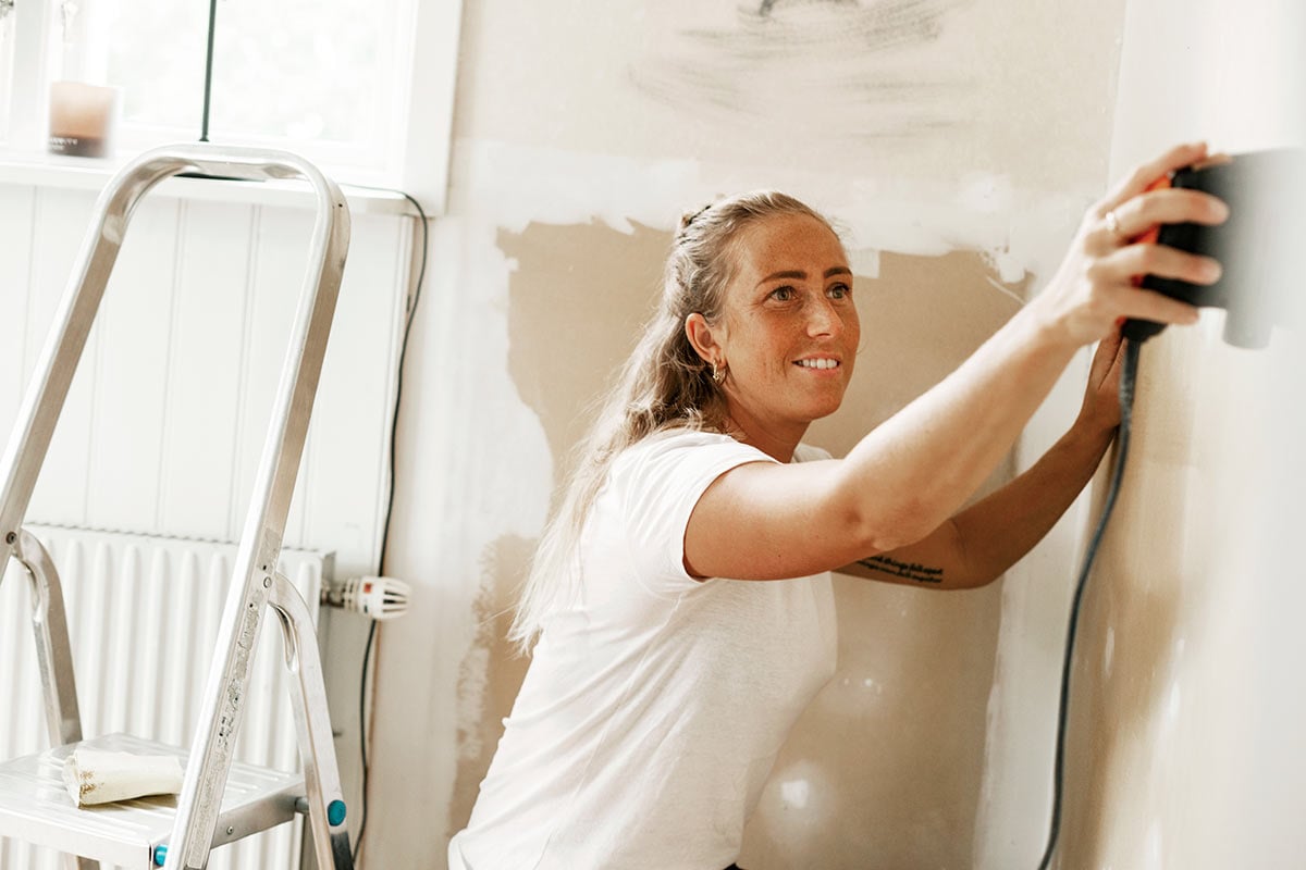 Dame sliper veggen, til illustrasjon for hvor mye koster det å pusse opp leilighet