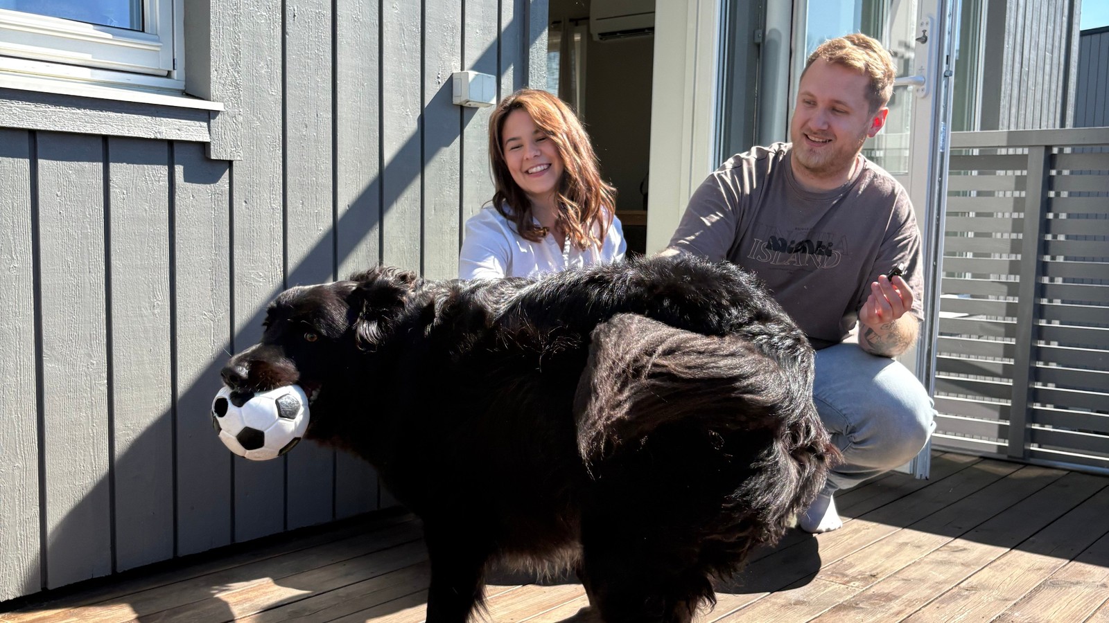 Kvinne og mann på en terrasse med en hund foran seg, til illustrasjon for Finit erfaringer