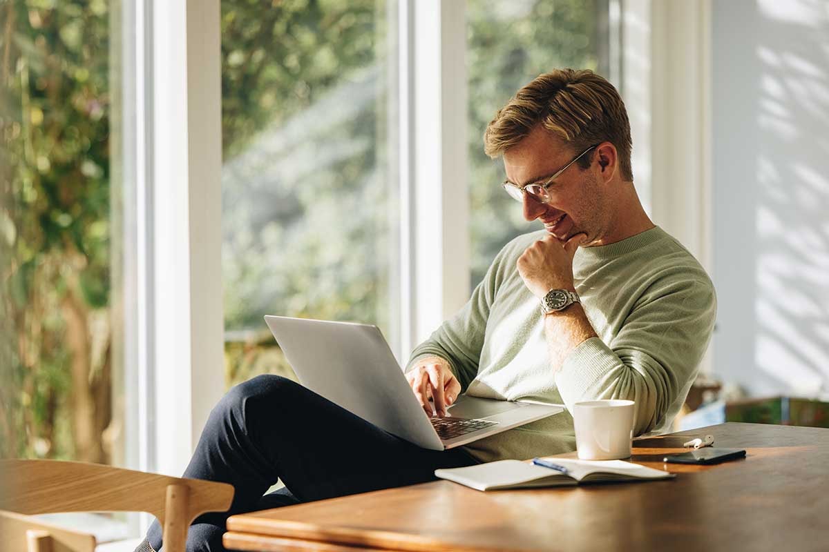 Mann som sjekker årsoppgave, illustrasjon til sjekke årsoppgaven