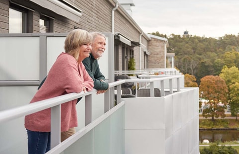 Par står på balkongen og ser utover