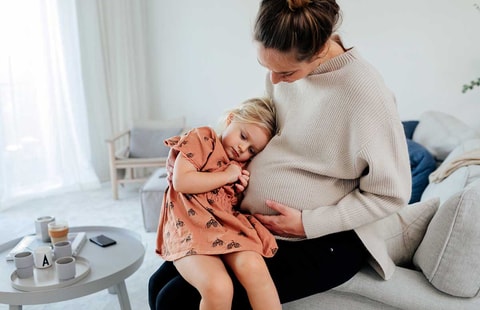 Gravid dame med barn på fanget, illustrasjon til pensjonssparing