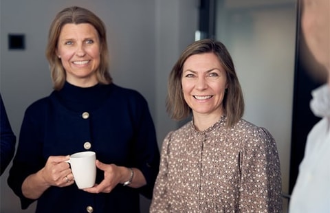 Anette og Birgit jobber i avdelingen Eiendomsfinansiering i Oslo, illustrasjon til artikkel På lag med kundene
