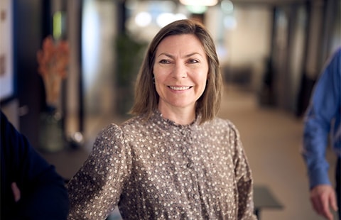 Birgit jobber på  Oslo-kontoret til BN Bank, illustrasjon til artikkel På lag med kundene