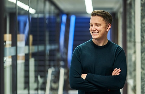 Ung mann i kontorlokale, til illustrasjon for bli kunde