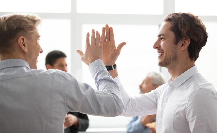 To menn gir high five - illustrasjon til plasseringskonto