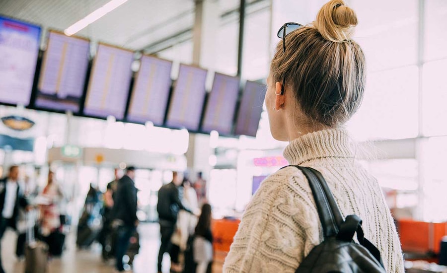 Jente på flyplass