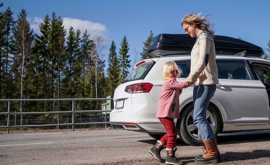 Kvinne og barn foran bil, til illustrasjon hvordan finansiere bilkjøp