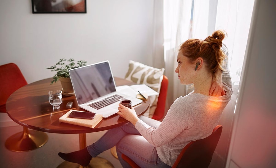 Dame sitter med laptop ved spisebordet, til illustrasjon for dokumentavgift