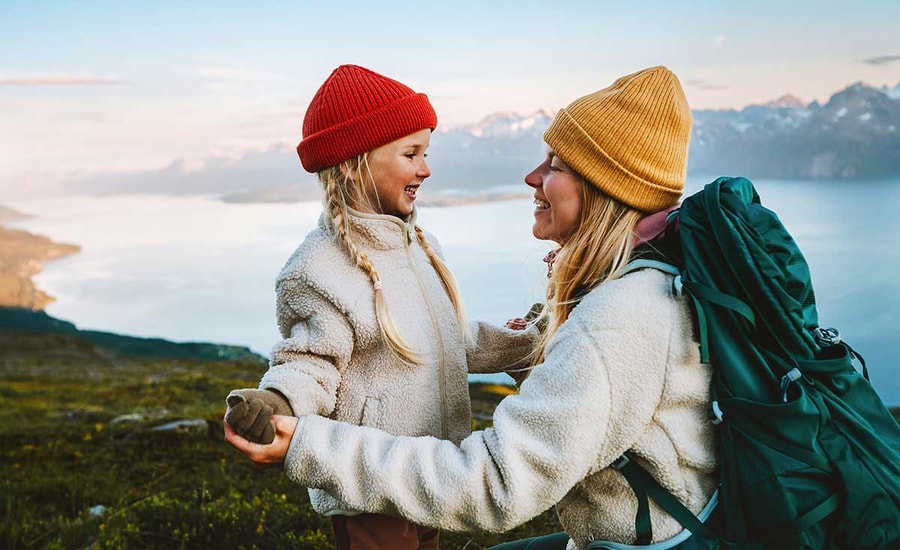 Mor og datter på fjelltur - illustrasjon til bufferkonto