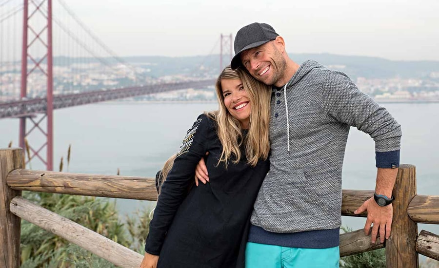 Kvinne og mann gir hverandre en klem på ferie fremfor Golden Bridge, til illustrasjon for sparekonto