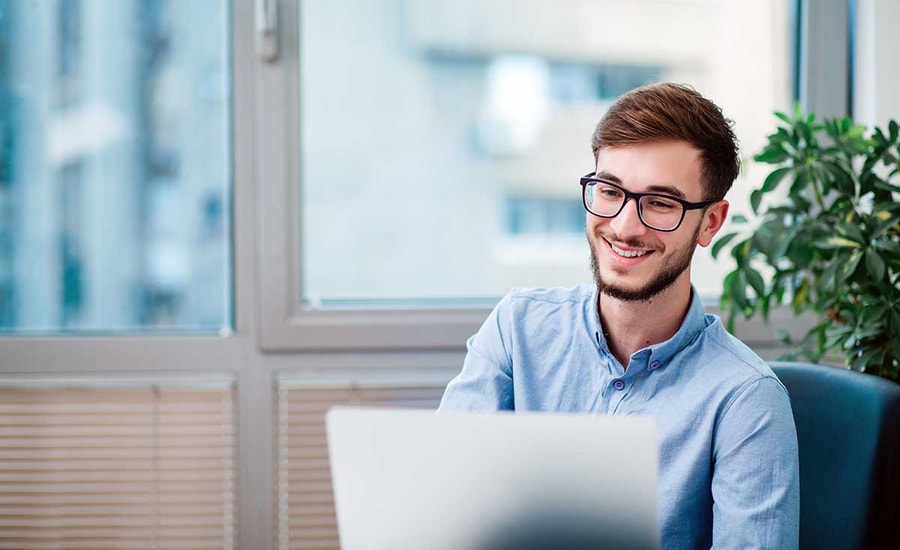 Mann med briller ser på laptop, til illustrasjon for innbetaling total