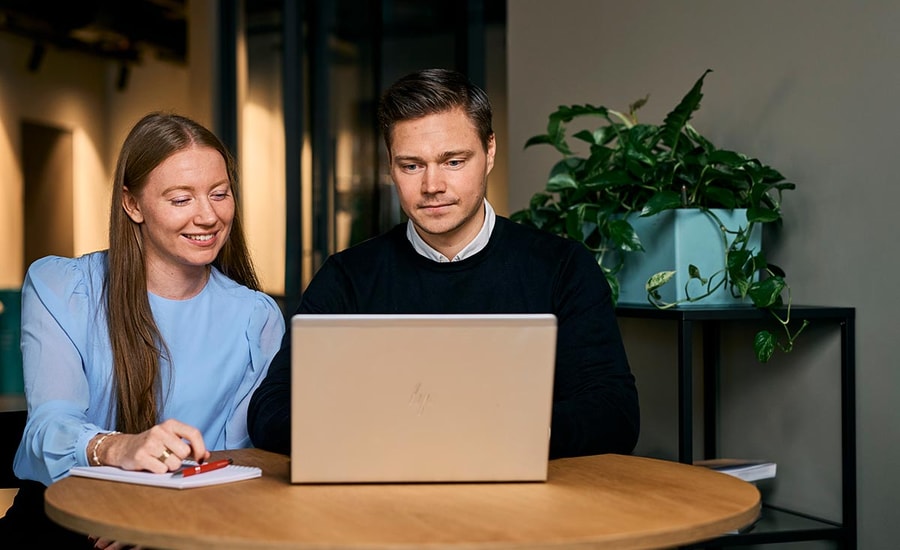 Ansatte i BN Bank ser sammen på desktop, til illustrasjon for NIBORkonto