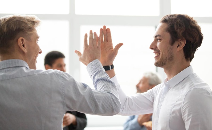 To menn gir high five - illustrasjon til plasseringskonto