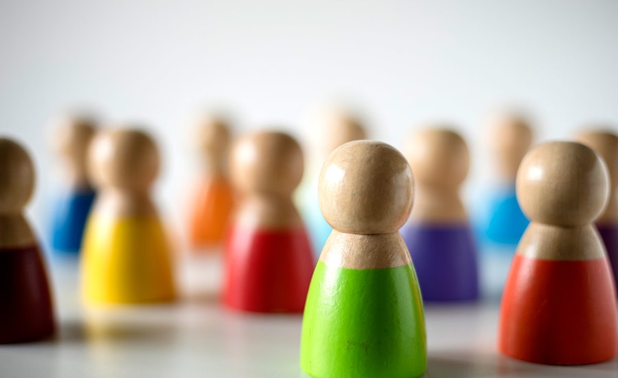 Spillbrikker i ulike farger, til illustrasjon for likestillingsredgjørelse