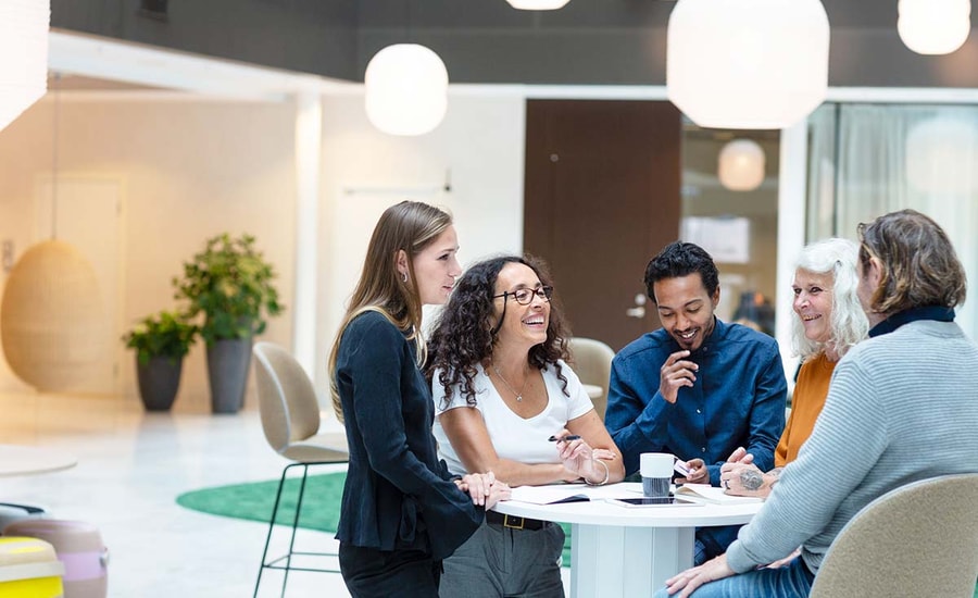 Kollegaer prater rundt bordet