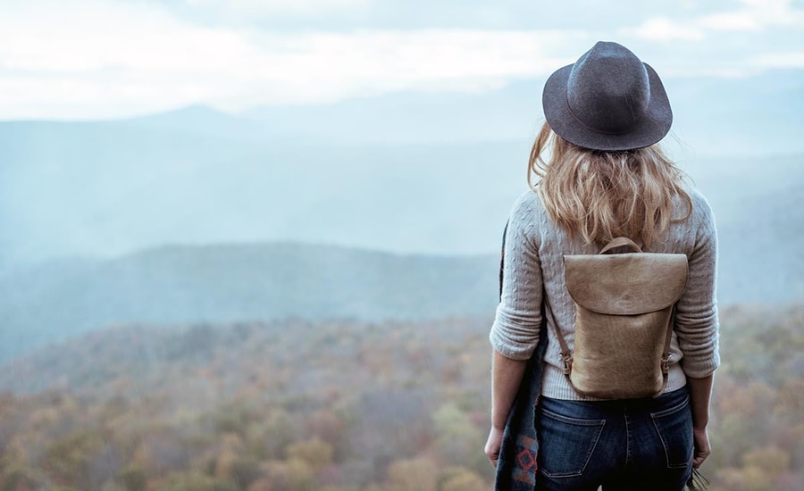 Dame ser utover landskap, illustrasjon til grønne obligasjoner