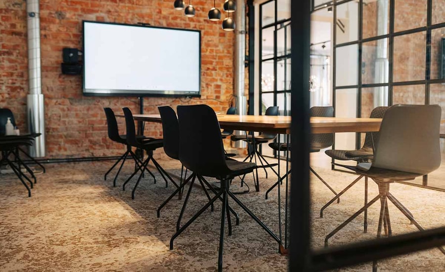 Styrerom uten folk sett utenifra, ilustrasjon til bankens styre