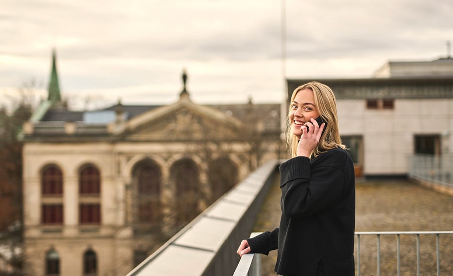 Kine snakker i telefon - ansatt i BN Bank