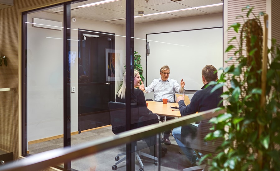 Møterom med 3 personer