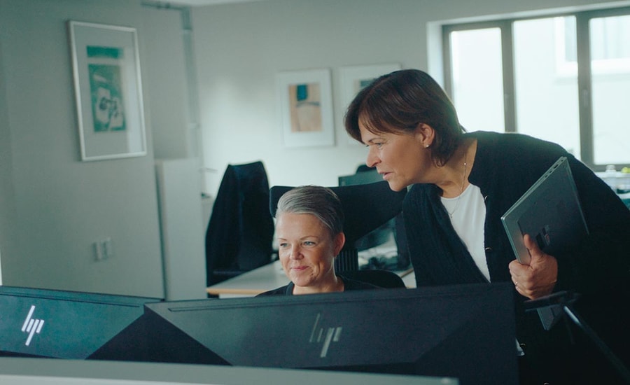 Line og Lise i BN Bank på kontoret, til illustrasjon for boliglån