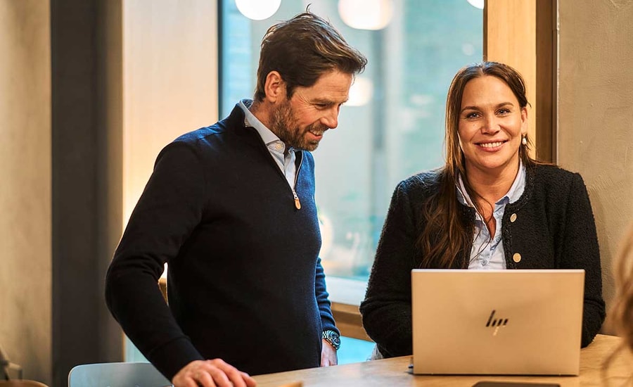 Ansatte i banken ser på laptop