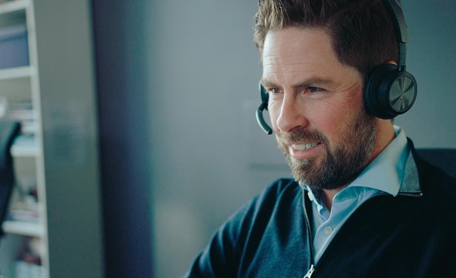 Tom i BN Bank snakker i telefonen med kunde