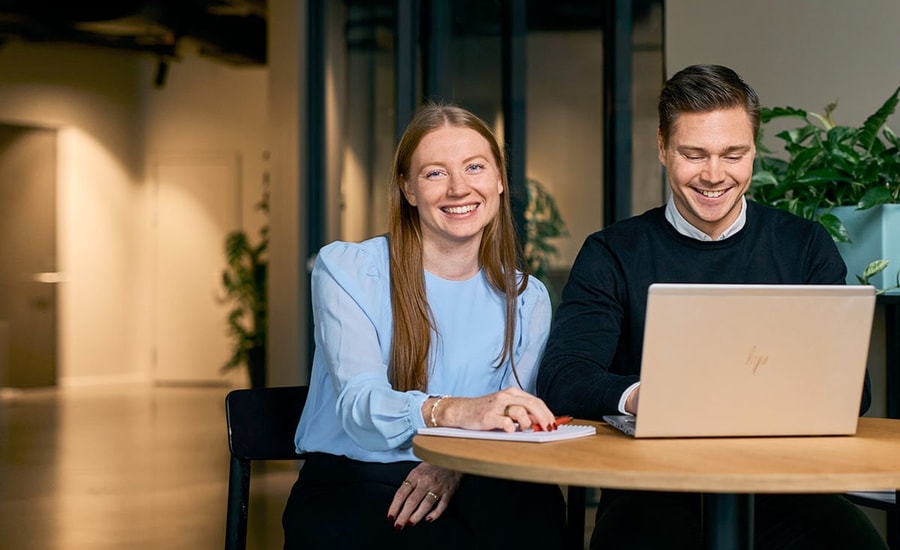 Dame og mann foran laptop, til illustrasjon for hvordan bruke BNBank