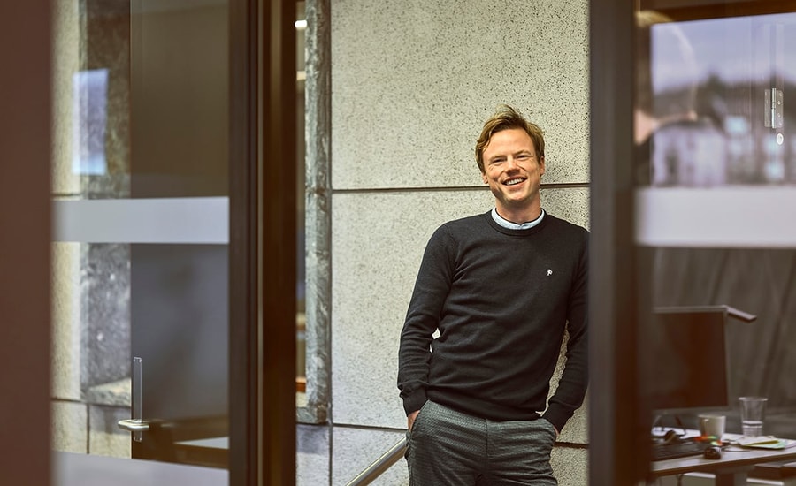 Mann i kontorlandskap, til illustrasjon for utlogging nettbank