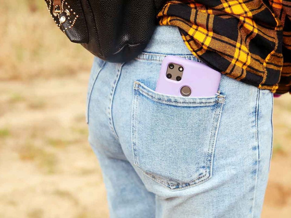 Jente med mobil i baklomma, til illustrasjon for Vipps for barn