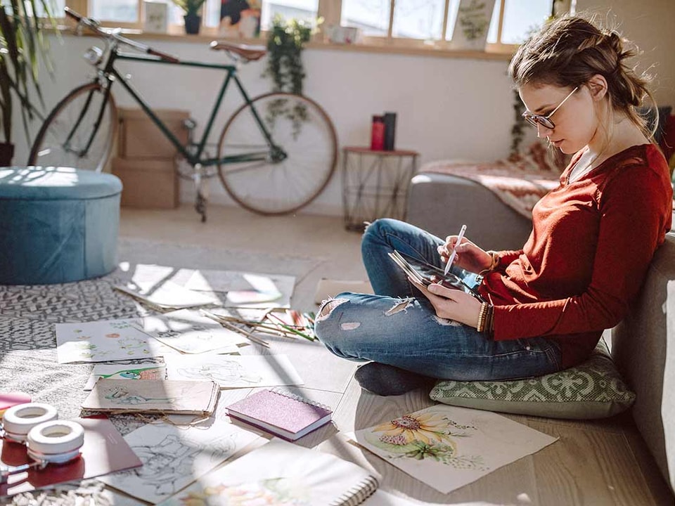 Jente sitter i på hybel og leser, illustrasjon til depositumskonto