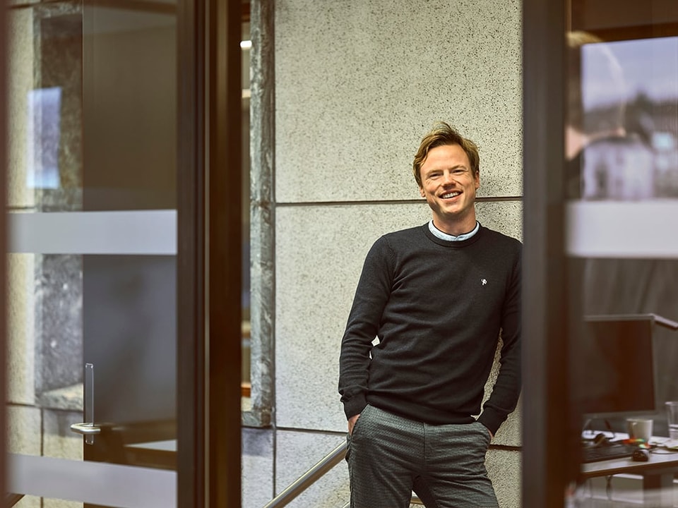 Mann i kontorlandskap, til illustrasjon for komme igang med BN Bank