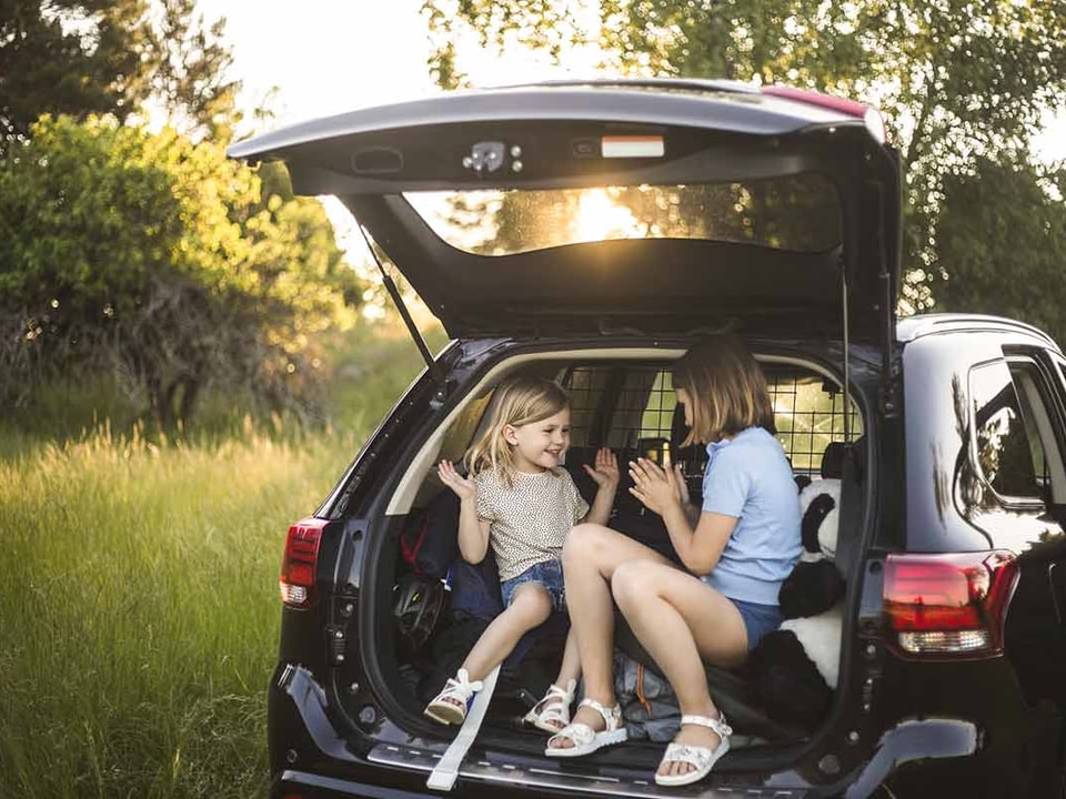To barn leker i bagasjerommet på en bil, til illustrasjon for billån