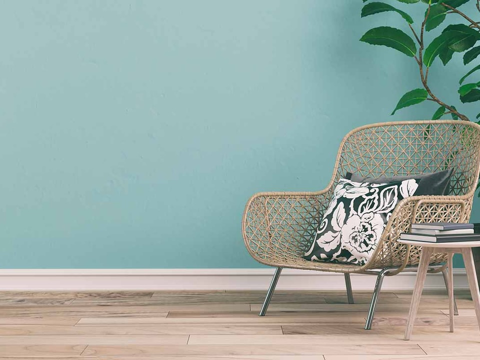 Moderne stol fremfor grønn vegg, til illustrasjon for hvor mye koster det å pusse opp