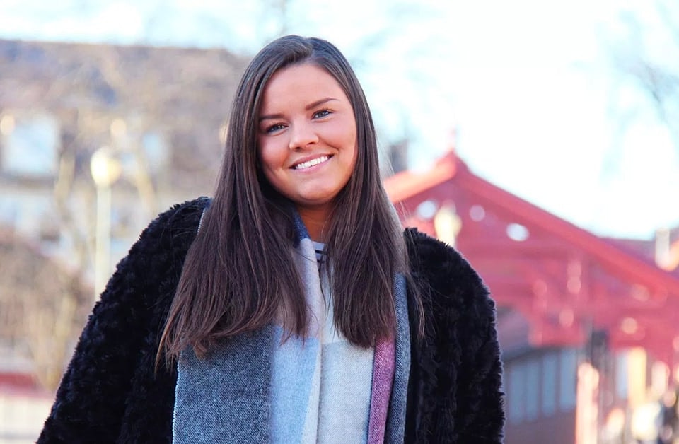 Jente foran Bybroa i Trondheim, til illustrasjon for kjøpe sin første bolig