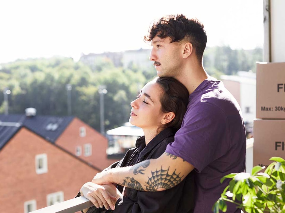 Par på balkongen har nylig flyttet sammen