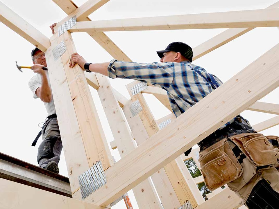 To menn som bygger hus, til illustrasjon for oppussing