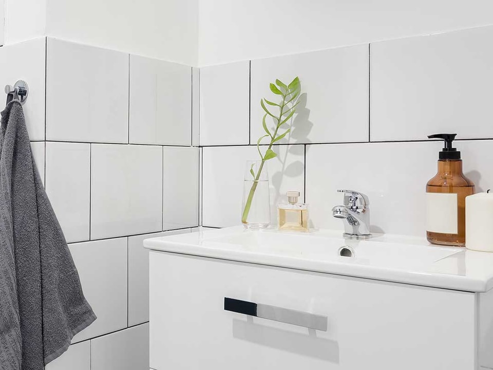 Baderom med vask og detaljer, til illustrasjon for pusse opp bad