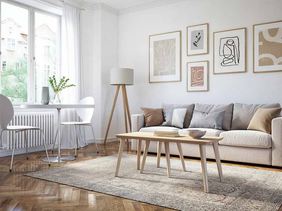 Moderne stue med bildevegg, bord og spisebord, til illustrasjon for hvordan øke verdien på boligen