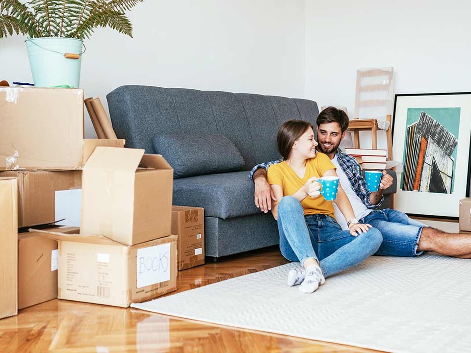 Kvinne og mann har flyttet inn i ny bolig