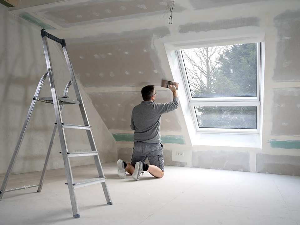 Mann pusser opp loft - illustrasjon for pusse opp