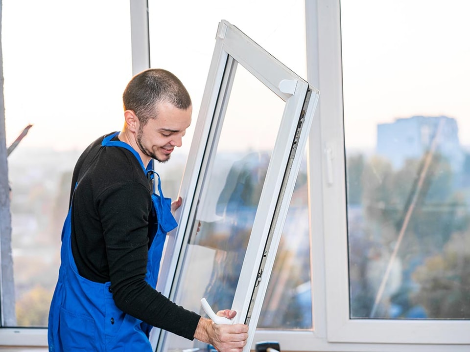 Mann skifter vinduer - illustrasjon for pusse opp utvendig