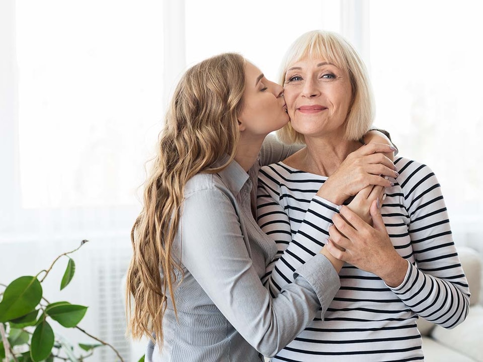 Datter kysser mor på kinnet, til illustrasjon for artikkel forskudd på arv