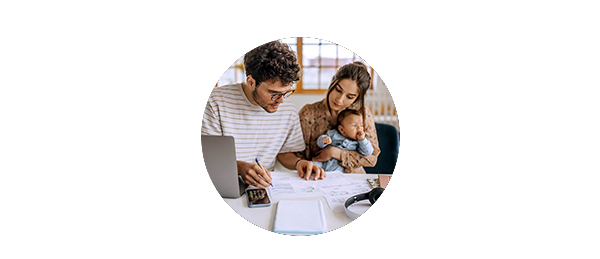En mann og en kvinne med en baby på fanget ser på dokumenter, til illustrasjon for smart sparing