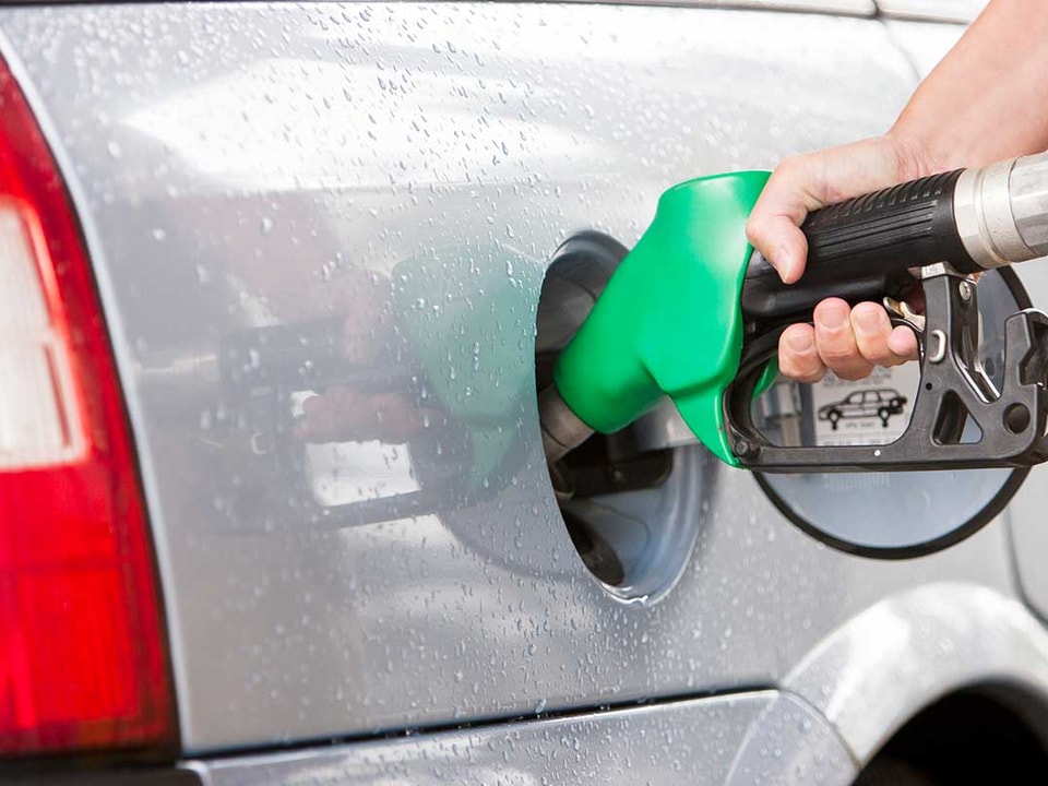 Mann fyller bensin på bilen, til illustrasjon for bedriftskort