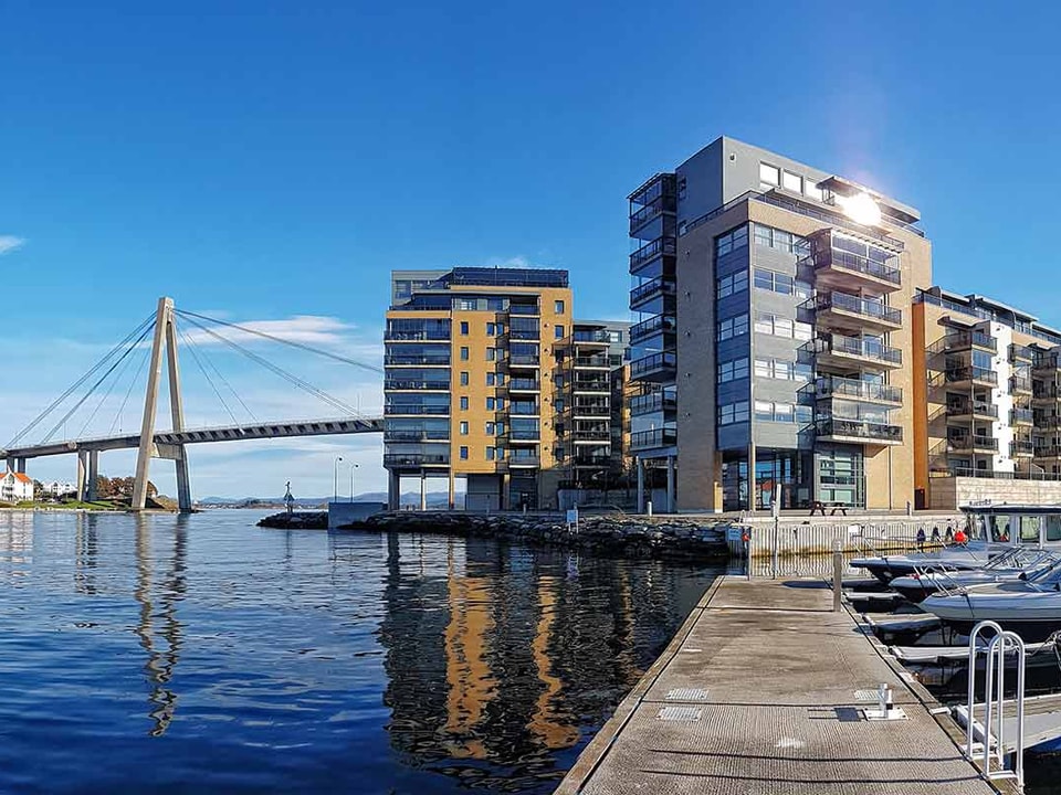 Leilighetsbygg og bru ved vannet i Stavanger, til illustrasjon for depositumskonto til bedrift