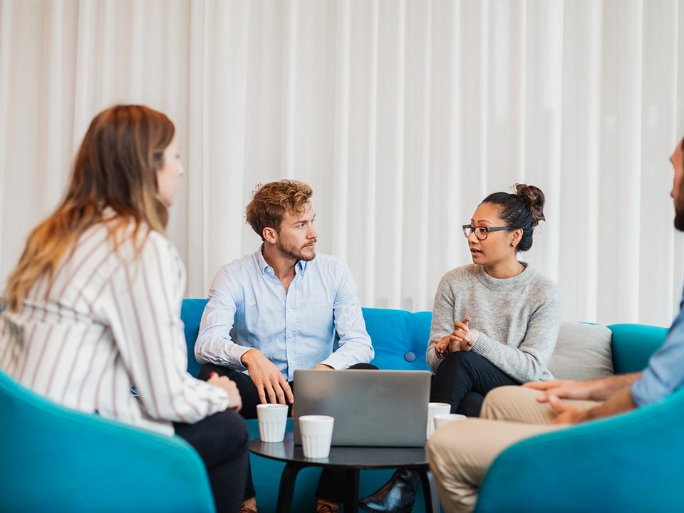 Kollegaer som sitter i sofaen og prater, illustrasjon til åpenhetsloven