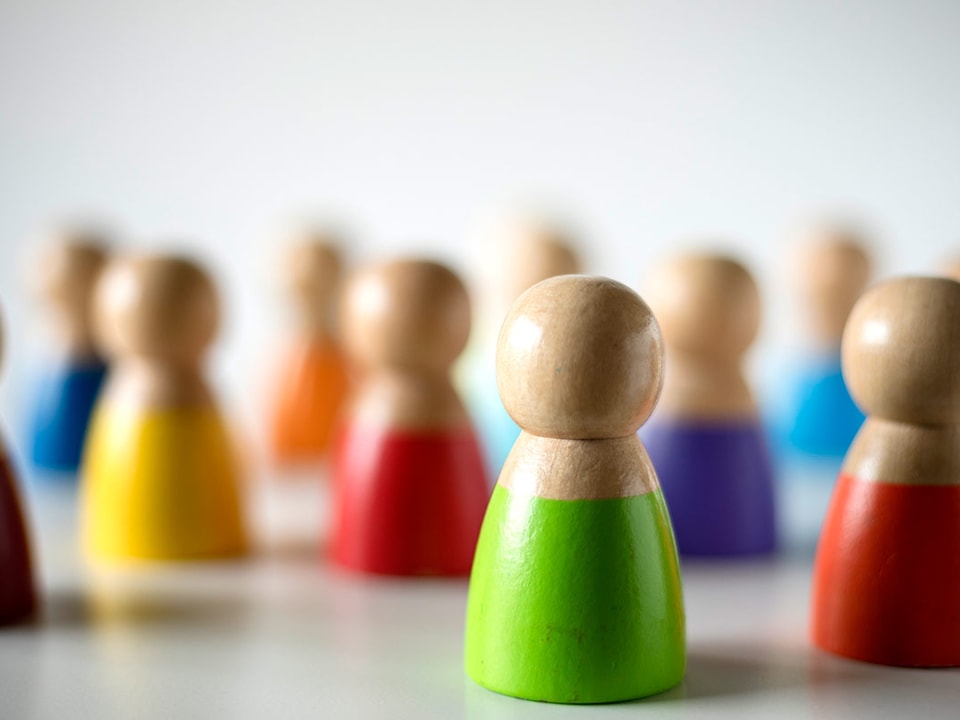 Spillbrikker i ulike farger, til illustrasjon for likestillingsredgjørelse