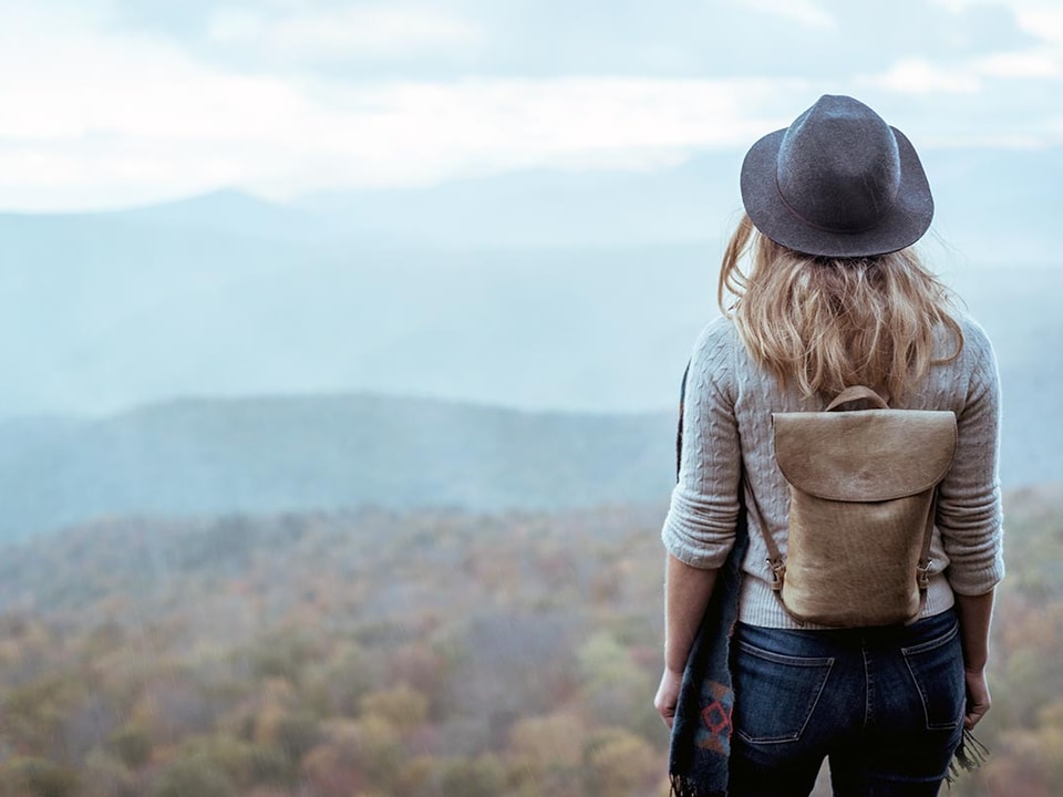 Dame ser utover landskap, illustrasjon til grønne obligasjoner